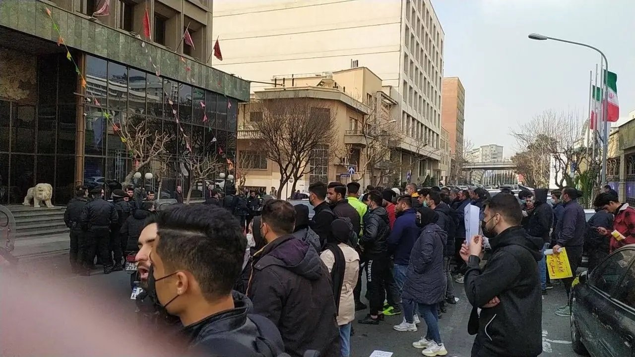 تجمع اعتراضی متقاضیان پژو پارس مقابل سازمان تعزیرات