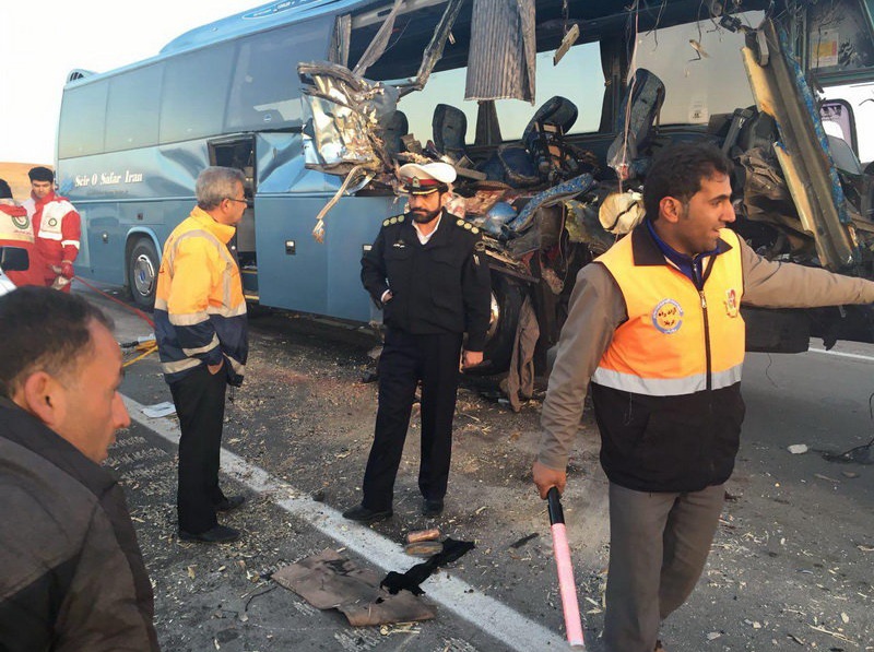 تصادف مرگبار اتوبوس با هوو در محور همدان-ساوه (تصویر)