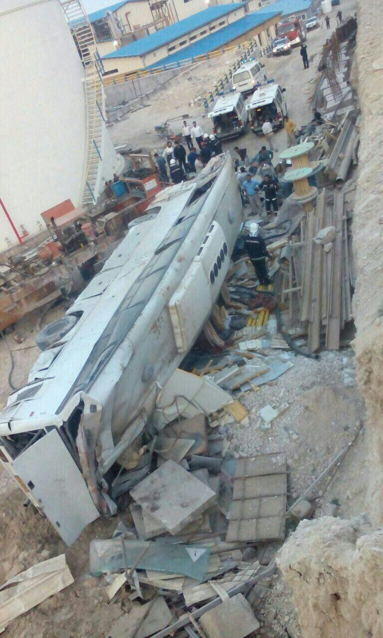 سقوط اتوبوس با 40 سرنشین از ارتفاع 6 متری