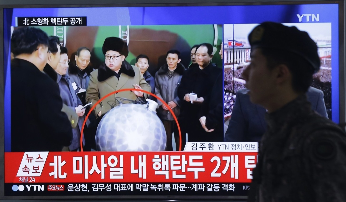 رهبر کره شمالی در کنار بمب هسته ای (تصویر)