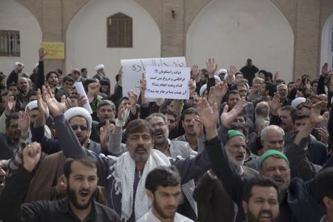 تجمع دلواپسان یزد در اعتراض به سخنان روحانی در یزد (تصاویر)
