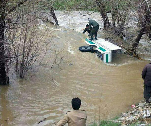 خودروی ناجا در رودخانه غرق شد (تصویر)