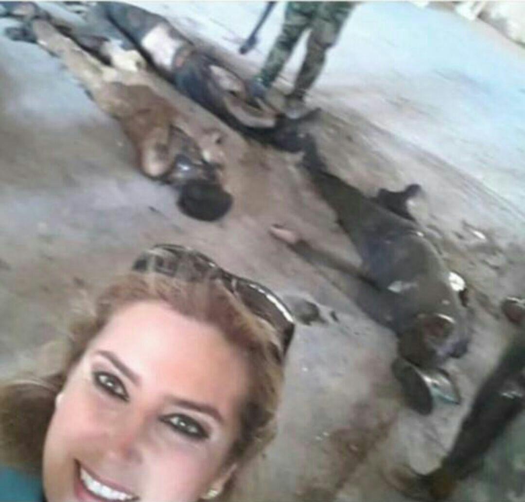 سلفی خبرنگار زن عرب با اجساد داعش (تصویر)