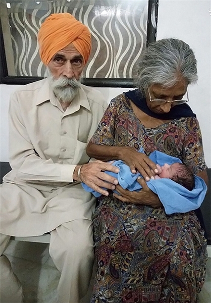 پیرزن ۷۰ساله برای اولین بار بچه‌دار شد (تصویر)
