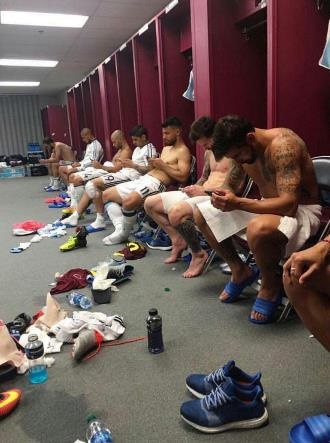تصویری از زختکن آرژانتین پس از بازی با ونزوئلا/ مسی و دوستان غرق در گوشی موبایل!