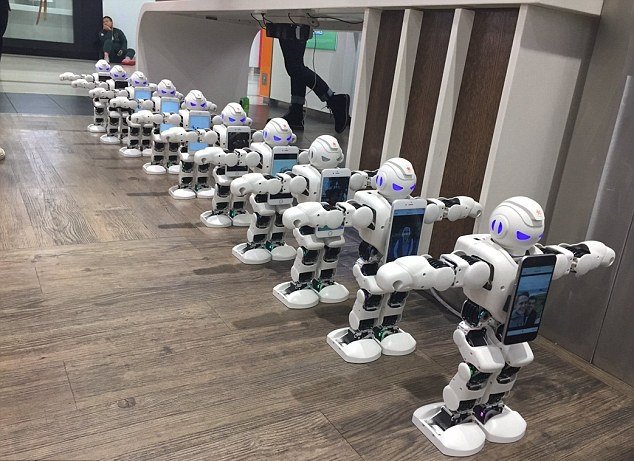 ربات‌ها در صف خرید آیفون 7 (تصاویر)