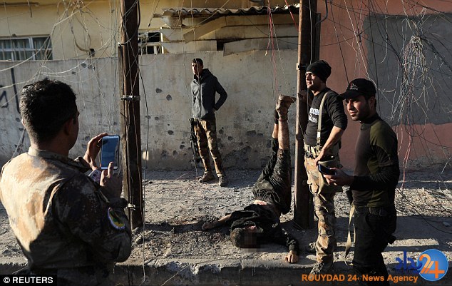 ژست وحشتناک و غیرانسانی نیروهای عراقی با جسد یک داعشی (تصاویر)