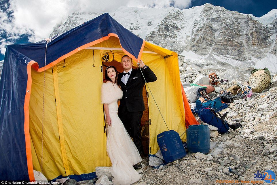 عروسی بر فراز آسمان روی اورست (تصاویر)