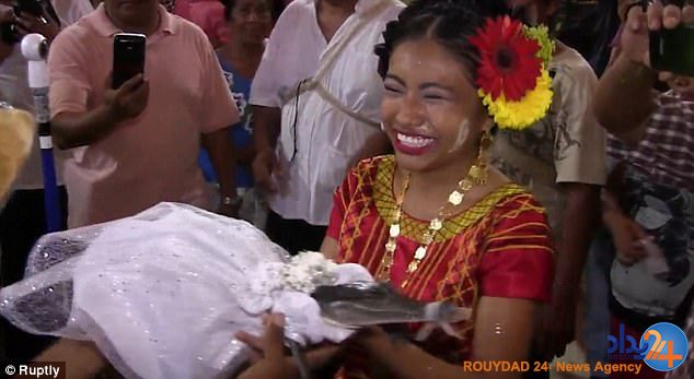 ازدواج و رقص شهردار مکزیک با یک سوسمار (فیلم و تصاویر)