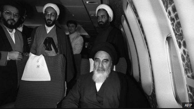 روایت خبرنگار حاضر در هواپیمای ایرفرانس از پاسخ «هیچ» امام