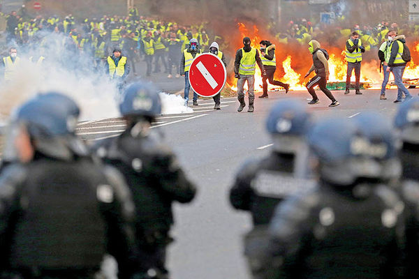 سیزدهمین هفتۀ اعتراض جلیقه زردها و درگیری‌های خونین مقابل پارلمان فرانسه