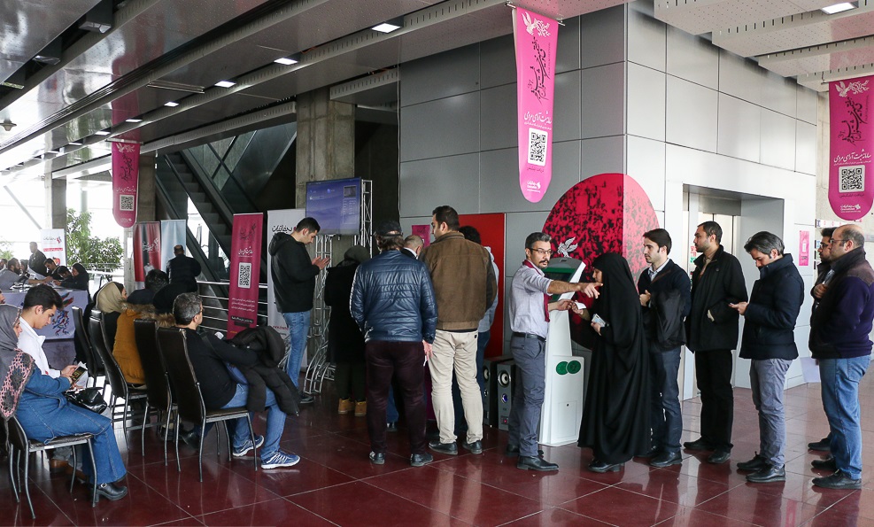 صف طولانی برای تحویل بلیت‌های جشنواره فیلم فجر