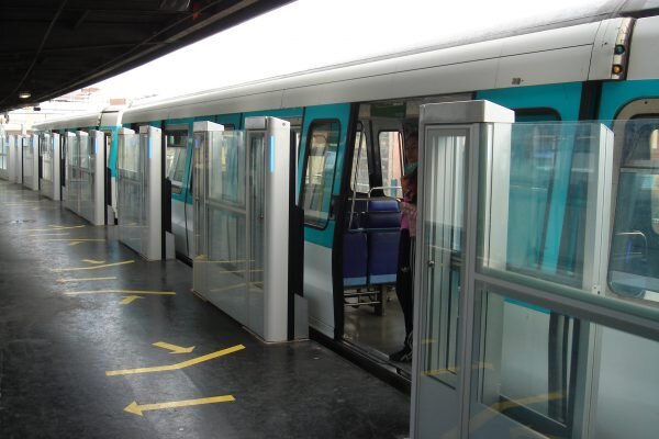تدبیر برخی کشور‌ها برای جلوگیری از خودکشی در مترو