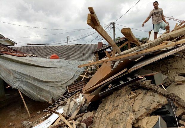 افزایش آمار قربانیان زلزله اندونزی+ عکس