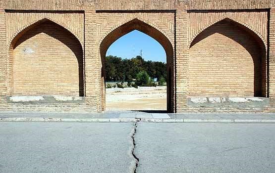 ترک‌های روی سی‌وسه پل اصفهان، طبیعی است!