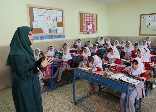 ۹۱۸ مدرسه تهران دوشیفته‌اند/ بیش از ۳۱ دانش‌آموز در هر کلاس می‌نشیند