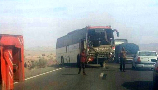 انحراف به چپ یک دستگاه اتوبوس حامل اتباع در اتوبان قزوین زنجان
