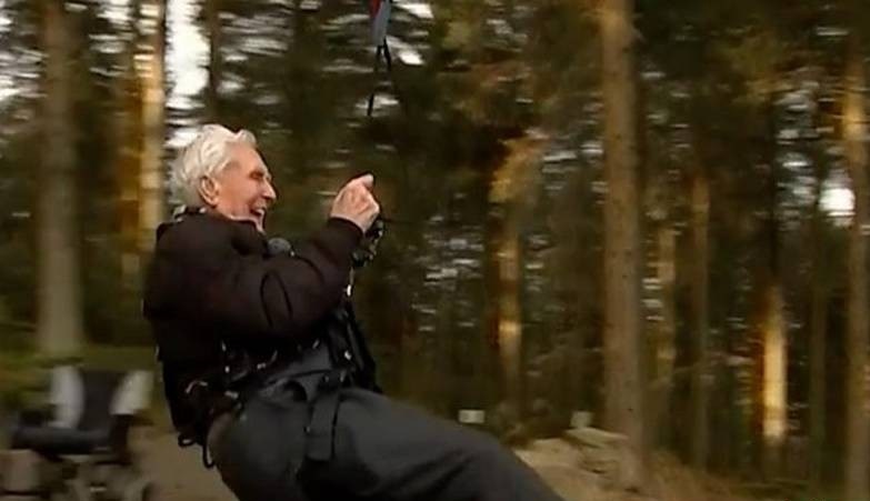مردی ۱۰۶ ساله رکورد زیپ لاین سواری را شکست +عکس