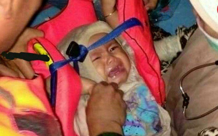 این نوزاد تنها نجات یافته هواپیمای مرگ / ۳ روز بعد روی آب پیدا شد+عکس