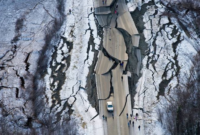 لحظه وقوع زلزله وحشتناک ۷ ریشتری در آلاسکا +فیلم