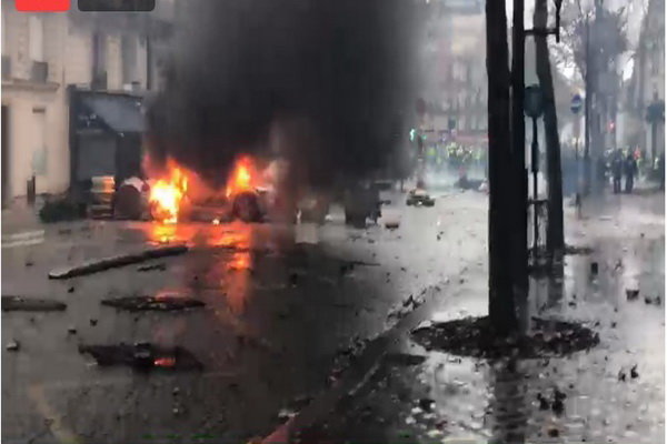 پاریس در آتش می‌سوزد/ محاصره یک پاسگاه پلیس توسط معترضان