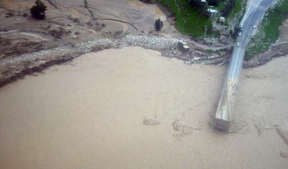 استقرار پل‌های شناور در جاده‌های تخریب شده مناطق سیل زده لرستان