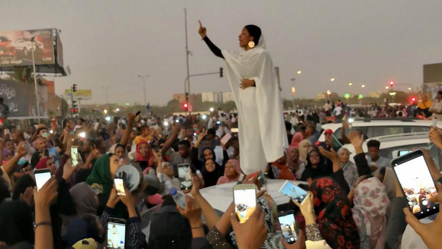 زنی که نماد اعتراضات سودان شد
