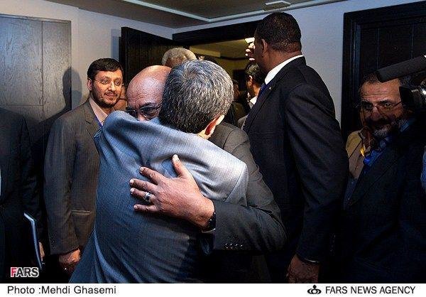احمدی‌نژاد در آغوش عمرالبشیر +عکس