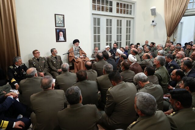 دیدار جمعی از فرماندهان ارتش و نیروی زمینی با رهبر انقلاب