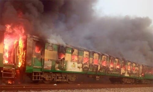 کتری برقی عامل جزغاله شدن ۷۹ مسافر در واگن قطار پاکستان