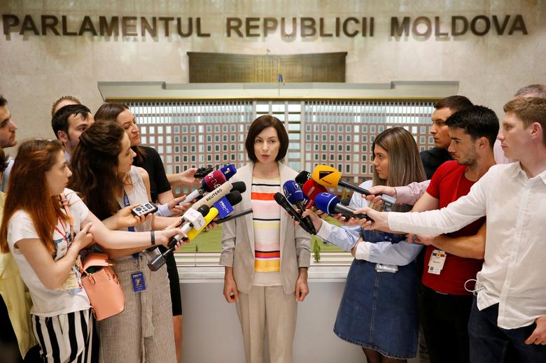 نخست وزیر جدید مولداوی در حال مصاحبه با خبرنگاران