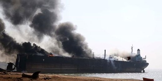آخرین گزارش ها از وضعیت نفتکش حادثه‌دیده در دریای عمان/ قیمت نفت بالا رفت
