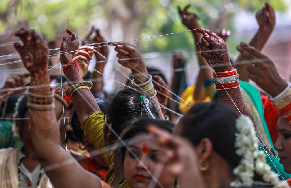 زنان هندی در حل اجرای مراسم سنتی
