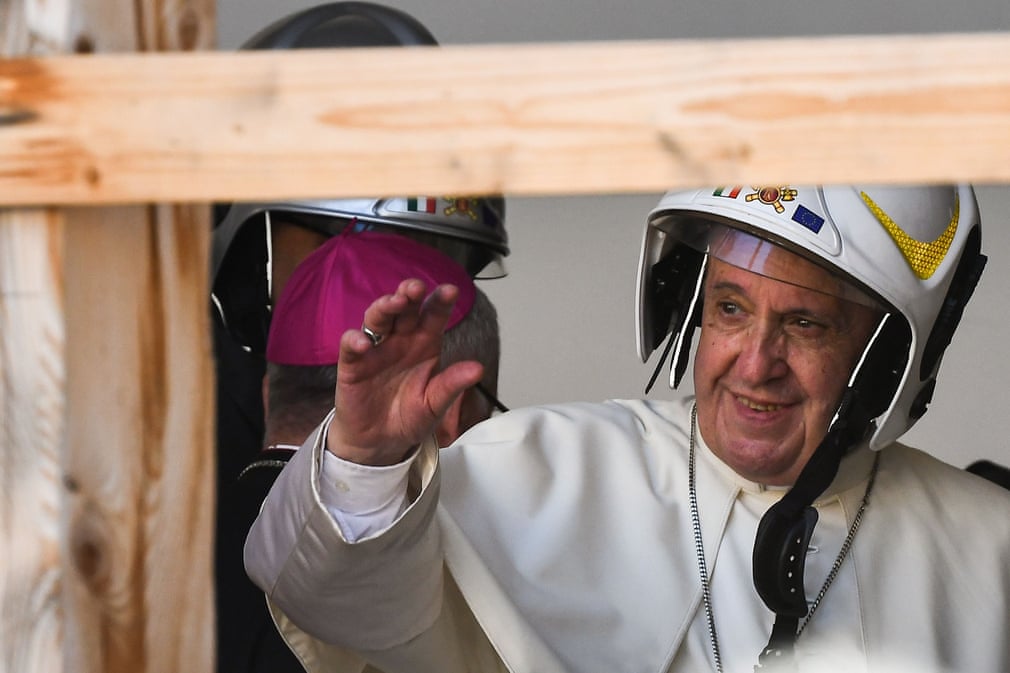 بازدید پاپ فرانسیس با کلاه ایمنی از یک کلیسای تخریب شده