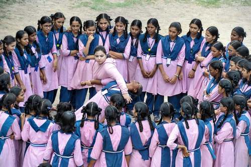 استاد کاراته در حال آموزش دفاع شخصی به دختران در هند