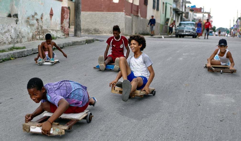 اسکیت بازی کودکان در خیابانی در هاوانا پایتخت کوبا