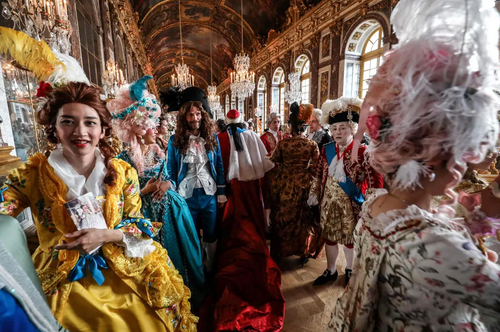 جشنواره لباس‌های سنتی در کاخ ورسای فرانسه