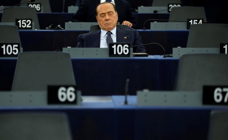 چرت زدن نخست وزیر سابق و یکی از نمایندگان منتخب ایتالیا در پارلمان اروپا