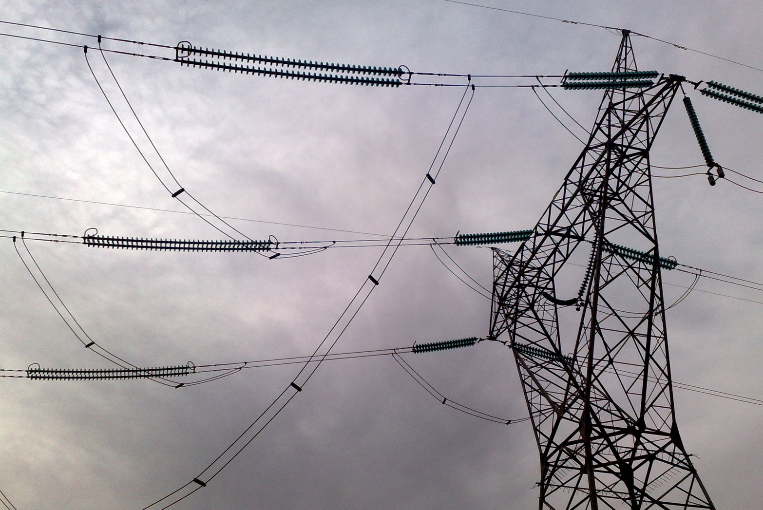 وزارت نیرو در ترمیم خطوط انتقال برق کوتاهی می‌کند/ بی‌توجهی شرکت برق قابل انکار نیست