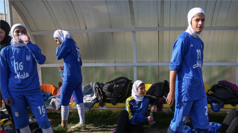 زنان فوتبالیست ایرانی، بیگانه با تماشای بازی‌های جام جهانی