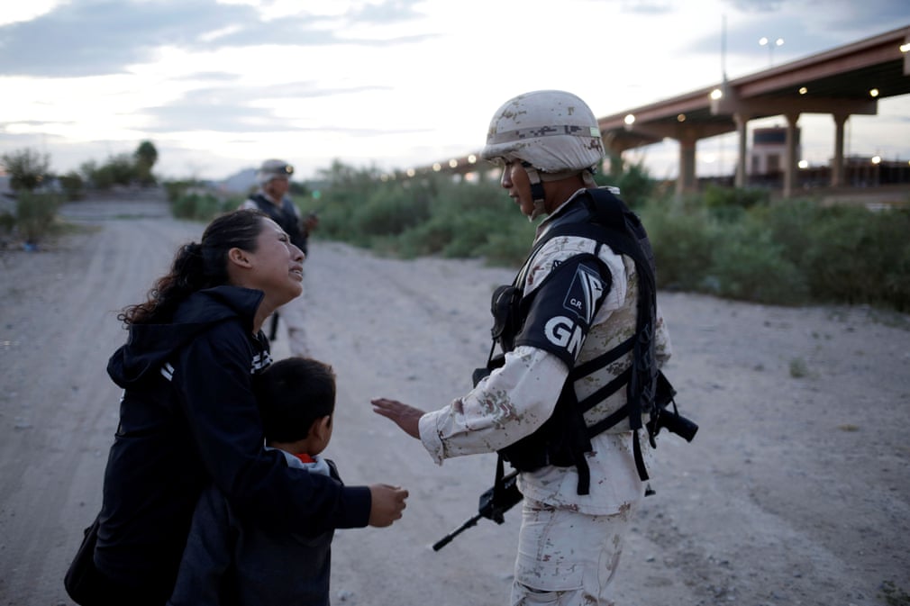 التماس مادر مهاجر کواتمالایی برای عبور به سمت مرز ایالات متحده آمریکا