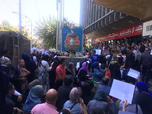 تجمع مردم و حامیان حیوانات در اعتراض به فیلم سگ‌کشی شهرداری