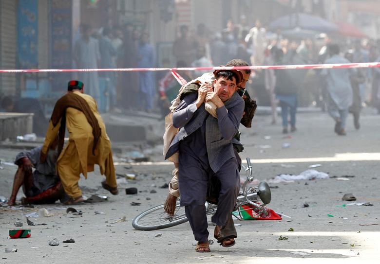انتقال زخمی‌های یک انفجار انتحاری در شهر جلال آباد افغانستان