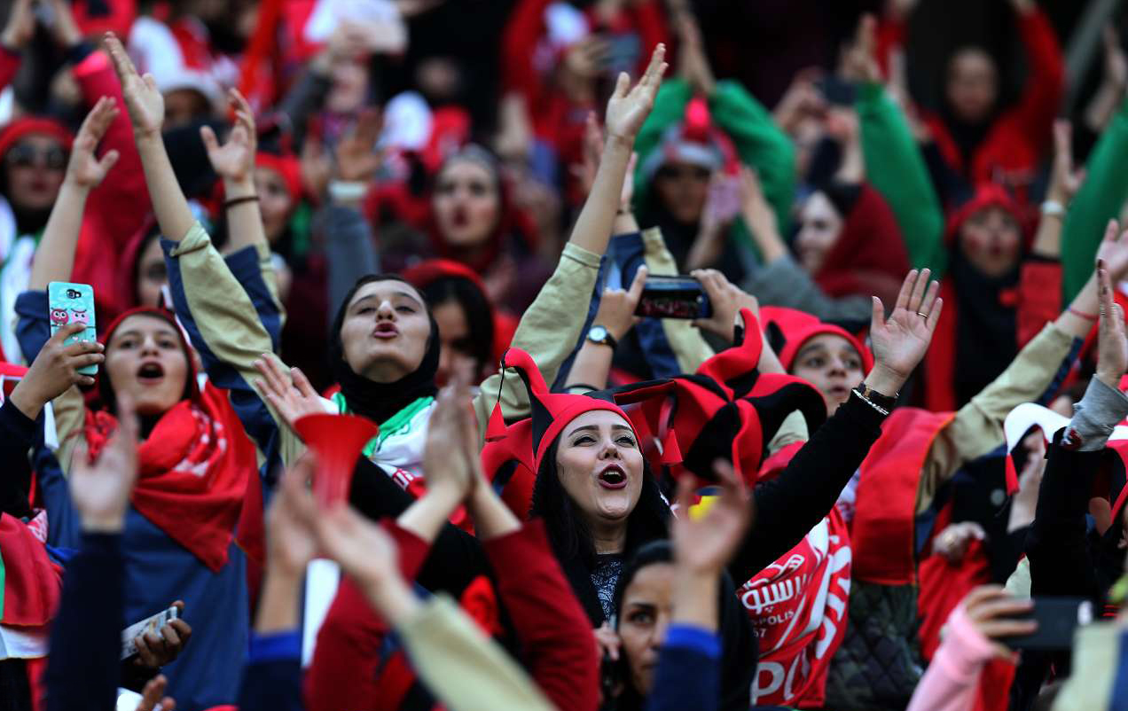 اتفاق مهم در تاریخ فوتبال ایران، زنان در استادیوم، رو به رو آماده باش!