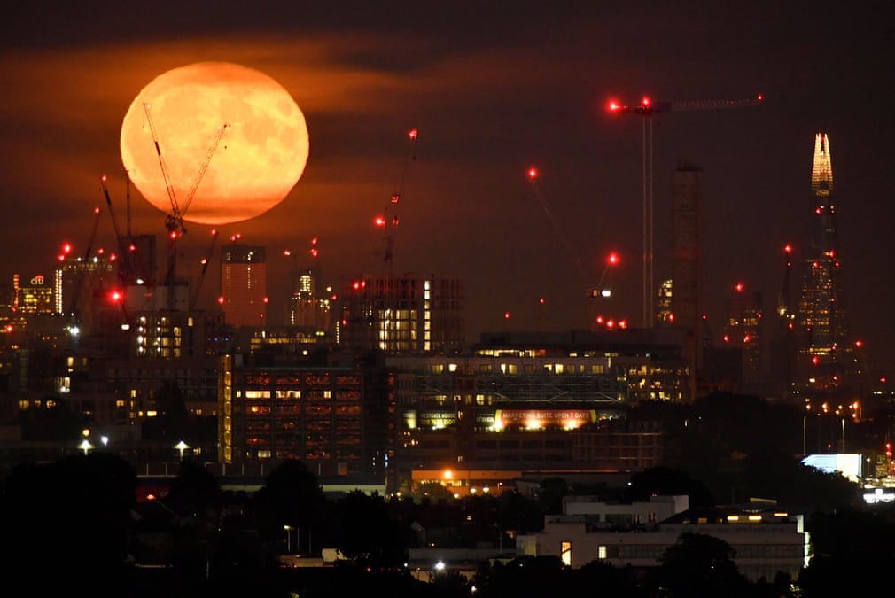 تصویری زیبا از ماه کامل در لندن
