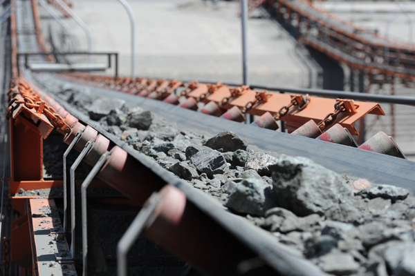 معدن‌کاران چوب حراج به محصولات معدنی زدند/ دولت از سنگ آهن معادن خود استفاده کند