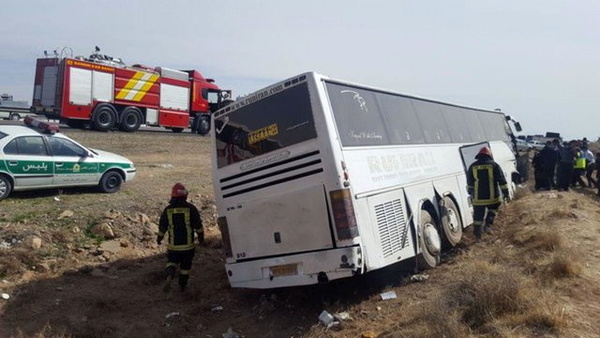 ۷ کشته و ۱۴ مصدوم بر اثر تصادف بین اتوبوس و کامیون/ حریق اتوبوس بر اثر شدت حادثه
