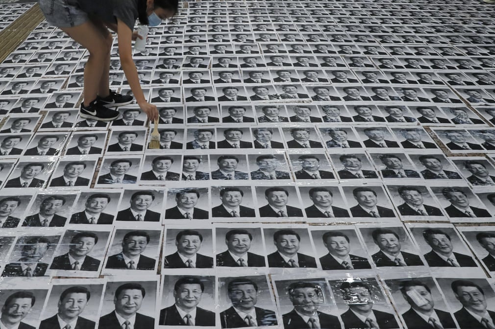 معترضان هنگ کنگی پوستر‌های تصویر رییس جمهوری چین را فرش کرده‌اند
