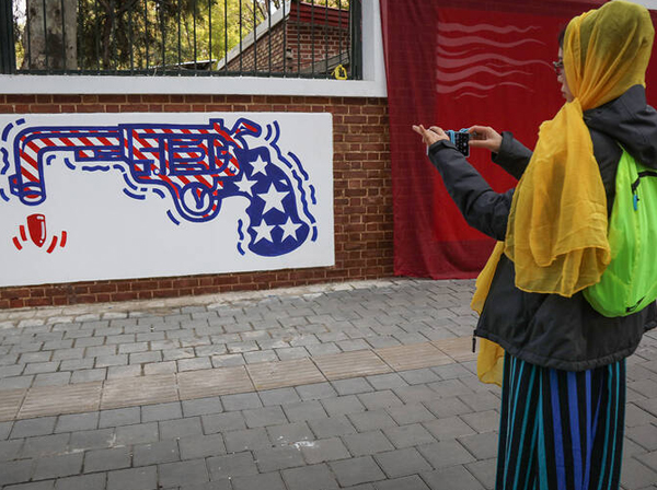 معنا و مفهوم نقاشی‌های جدید بر دیوار سفارت آمریکا در تهران