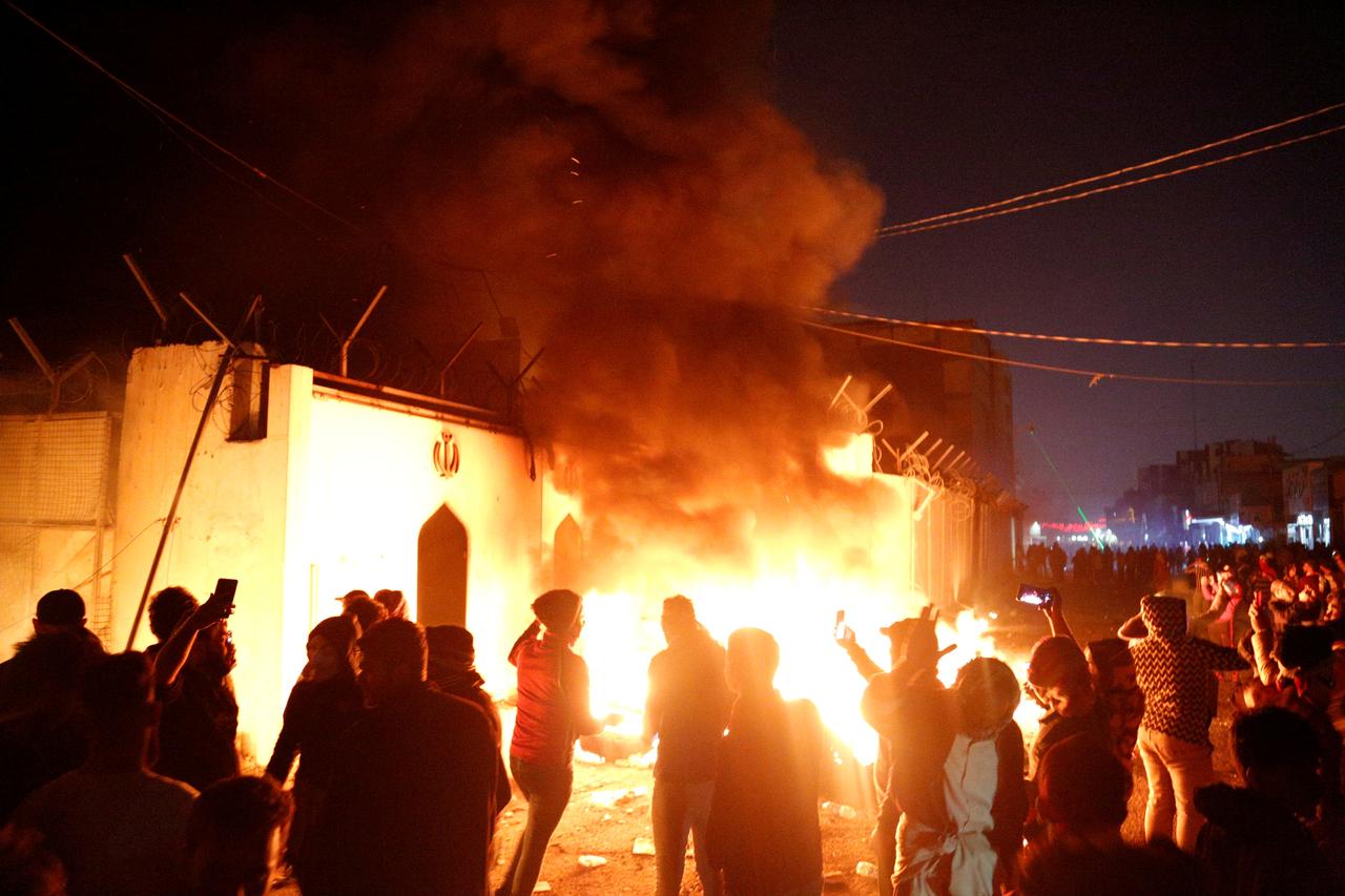 ساختمان کنسولگری در نجف در آتش خشم عراقی ها علیه ایران سوخت/ چرا مردم عراق از ما عصبانی اند؟ +عکس و فیلم